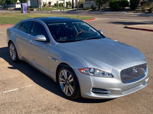 Used 2012 Jaguar XJ image 4