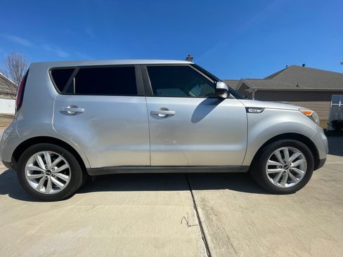 Used 2019 Kia Soul + image 8
