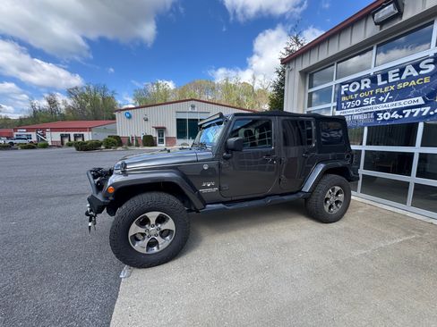 Used 2017 Jeep Wrangler Unlimited Sahara w/ Dual Top Group AWD/4WD image 9