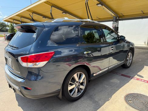 Used 2015 Nissan Pathfinder Platinum FWD image 2