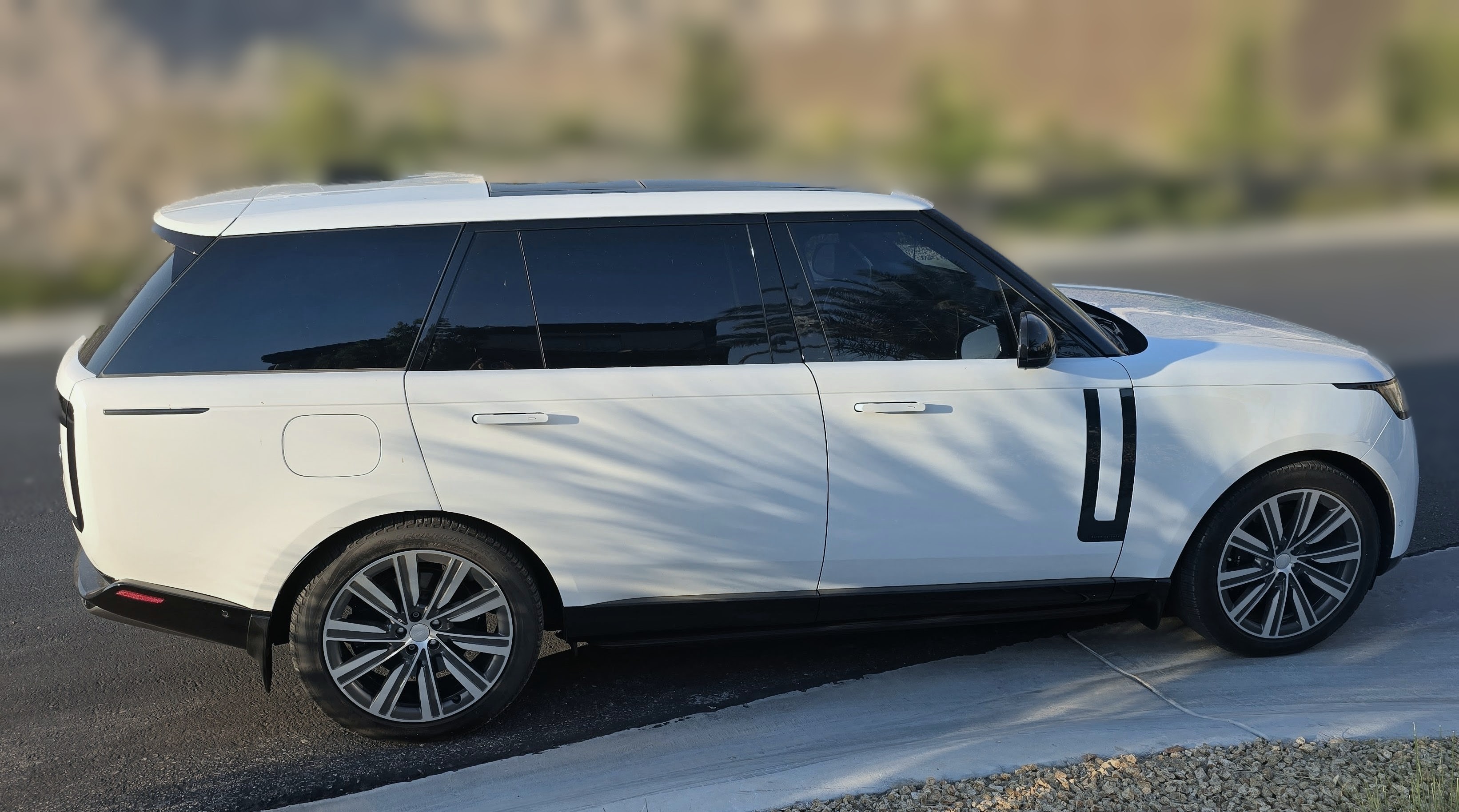 Used 2023 Land Rover Range Rover Long Wheelbase Autobiography AWD/4WD image 2