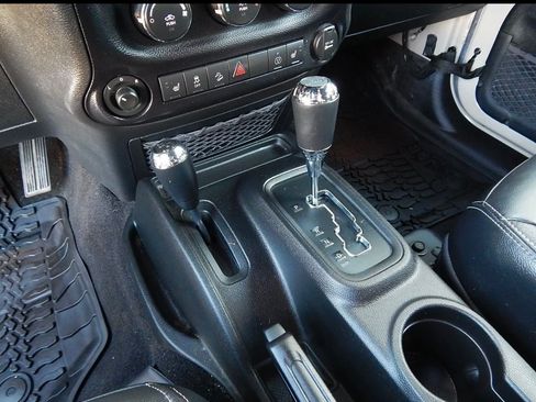 Used 2016 Jeep Wrangler Unlimited Rubicon w/ Connectivity Group image 22