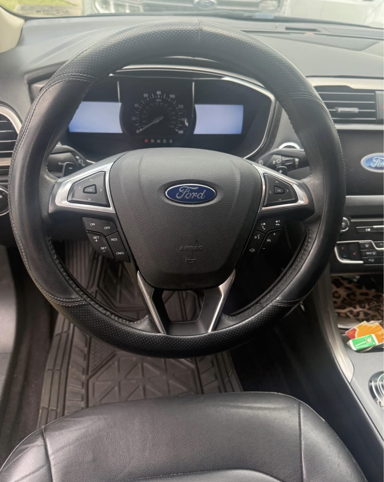 Used 2017 Ford Fusion SE w/ Fusion SE Technology Package FWD image 4