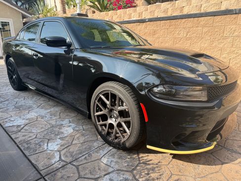 Used 2017 Dodge Charger R/T image 2
