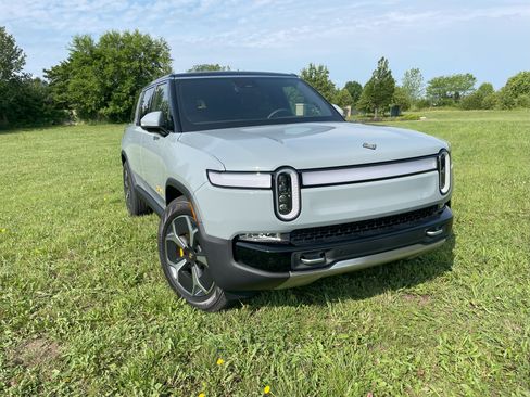 Used 2023 Rivian R1S Adventure image 1