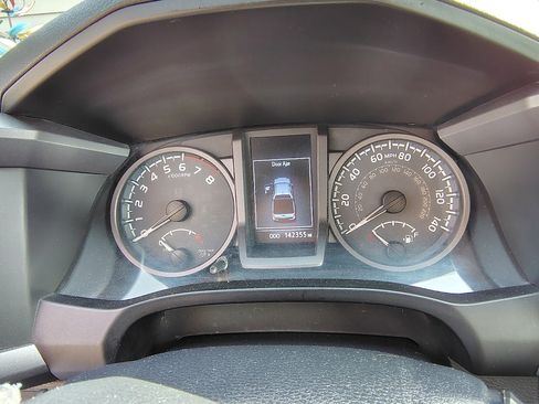 Used 2018 Toyota Tacoma TRD Sport image 8