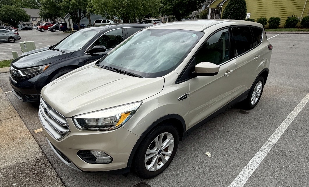 Used 2017 Ford Escape SE FWD image 2
