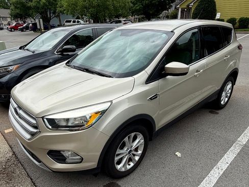 Used 2017 Ford Escape SE FWD image 2