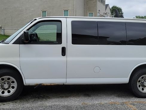 Used 2009 Chevrolet Express 1500 LT Van 3D w/ LT Preferred Equipment Group image 2