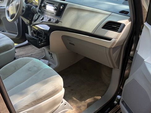 Used 2012 Toyota Sienna FWD image 11