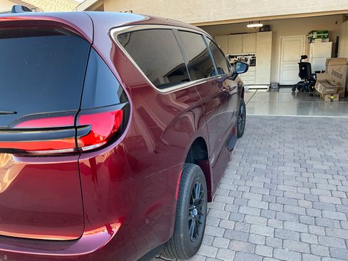 Used 2023 Chrysler Pacifica Touring-L image 12