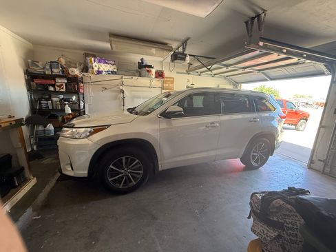 Used 2018 Toyota Highlander XLE FWD image 2
