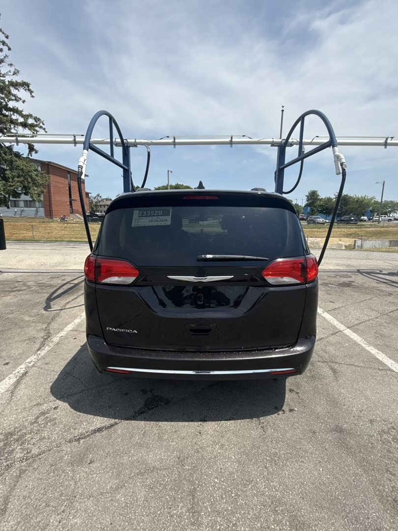 Used 2017 Chrysler Pacifica Touring-L FWD image 5