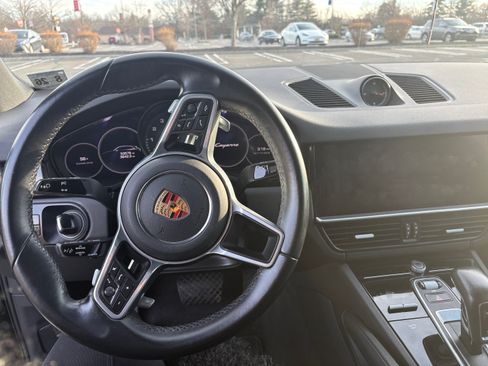 Used 2021 Porsche Cayenne image 4