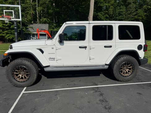 Used 2019 Jeep Wrangler Unlimited Sahara w/ Safety Group AWD/4WD image 4