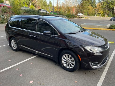 Used 2018 Chrysler Pacifica Touring-L Plus w/ Advanced Safetytec Group image 8
