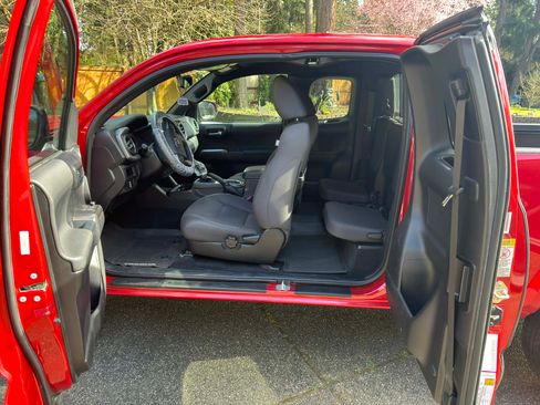 Used 2017 Toyota Tacoma TRD Sport w/ Tow Package (A/T) image 8