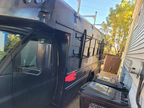 Used 2009 Chevrolet Express 3500 image 6