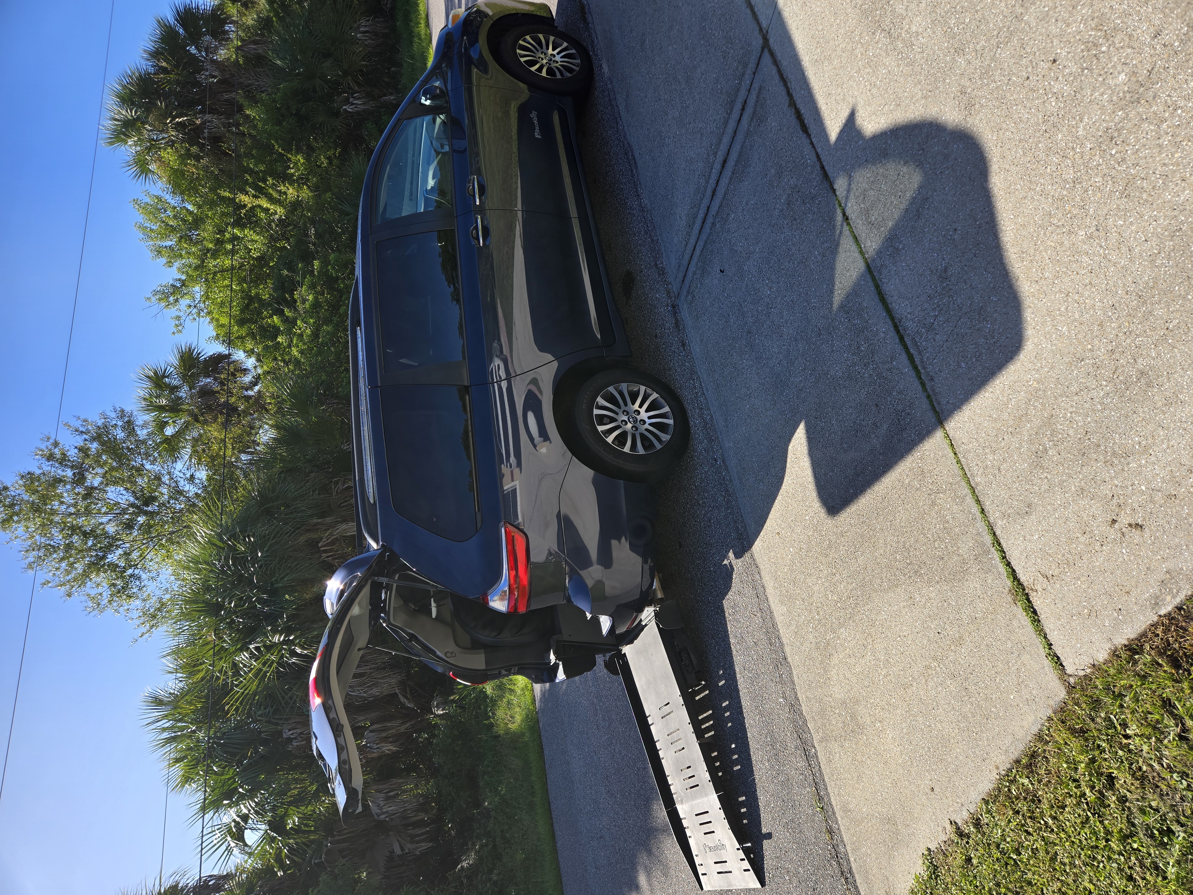 Used 2018 Toyota Sienna XLE w/ XLE Navigation Package FWD image 11