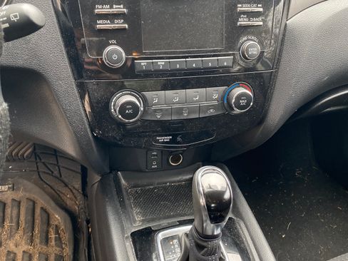 Used 2018 Nissan Rogue Sport S image 11