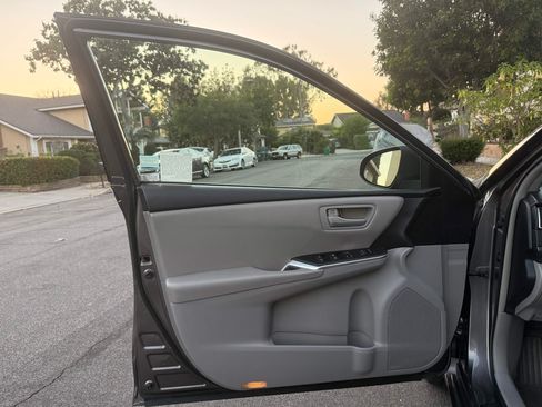 Used 2015 Toyota Camry LE image 21