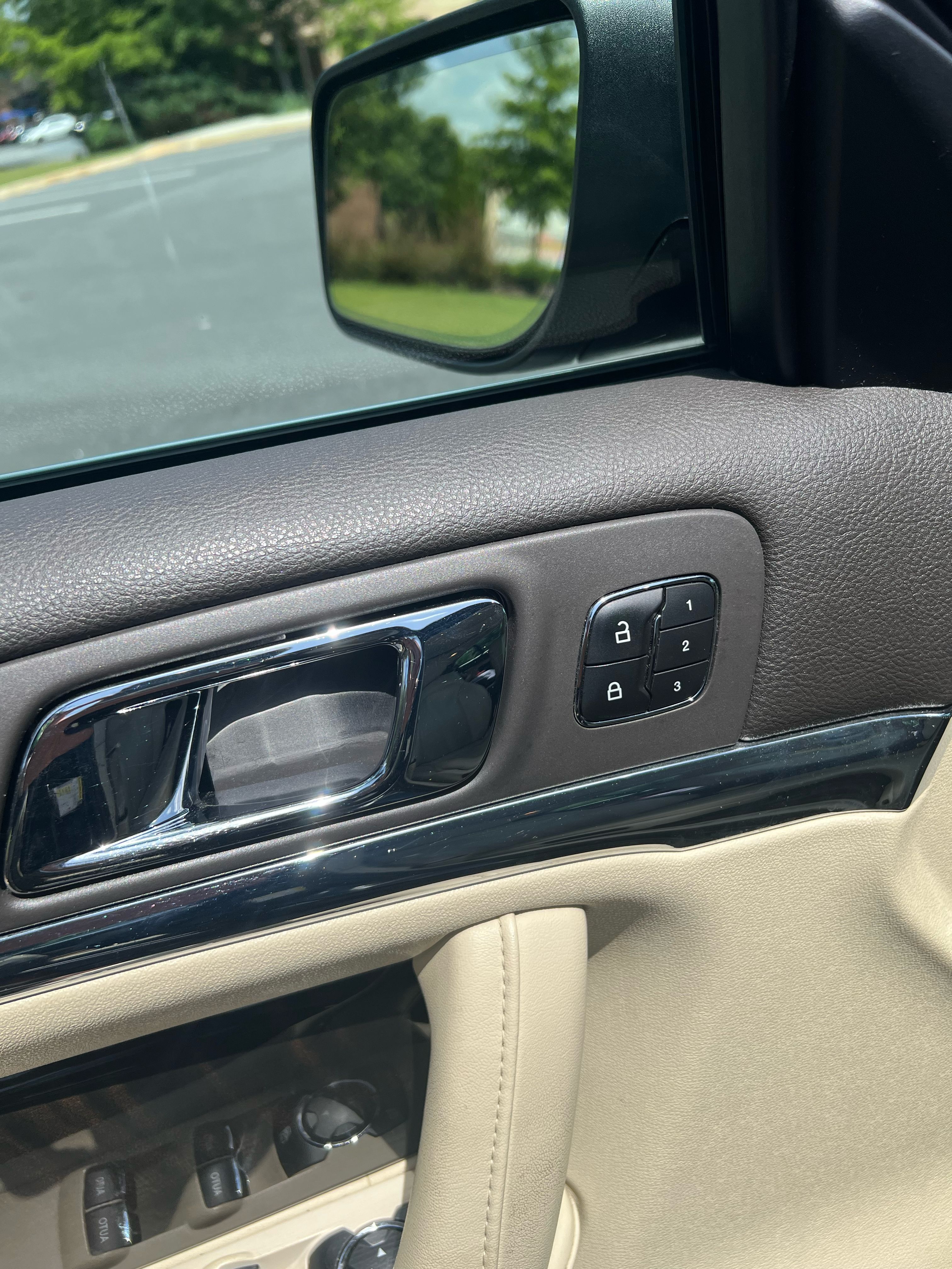Used 2013 Lincoln MKS AWD image 17