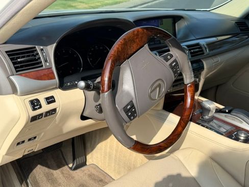 Used 2017 Lexus LS 460 w/ Comfort Package RWD image 11
