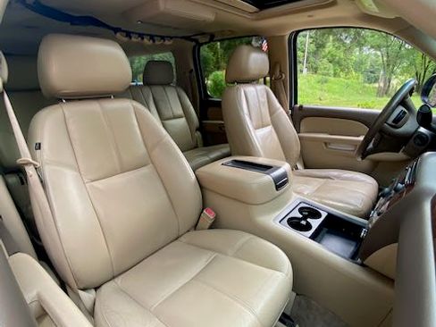 Used 2011 Chevrolet Suburban LT AWD/4WD image 6