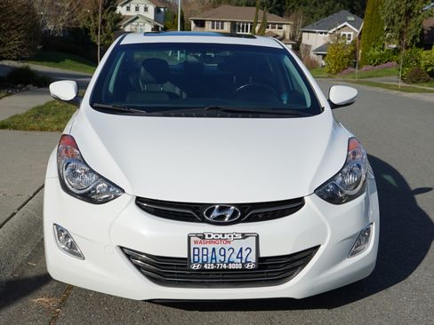 Used 2013 Hyundai Elantra Limited w/ Technology Pkg FWD image 2