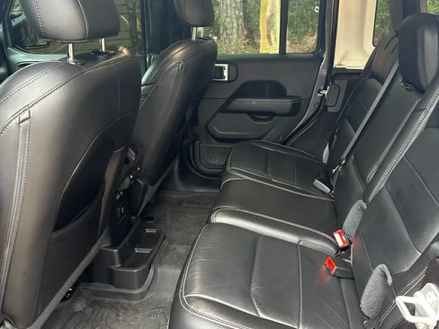 Used 2022 Jeep Wrangler Unlimited Sahara image 4