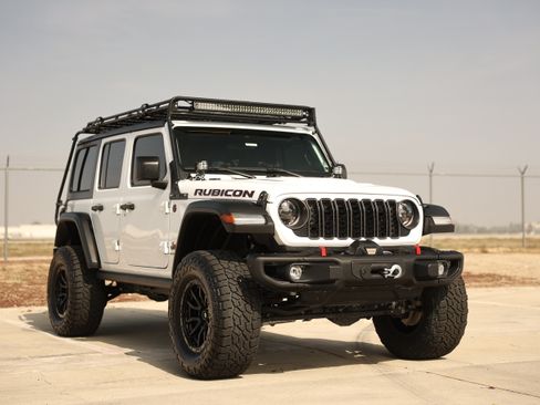 Used 2024 Jeep Wrangler Unlimited Rubicon w/ Capability Package image 4