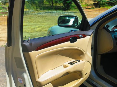 Used 2010 Buick Lucerne CXL FWD image 2