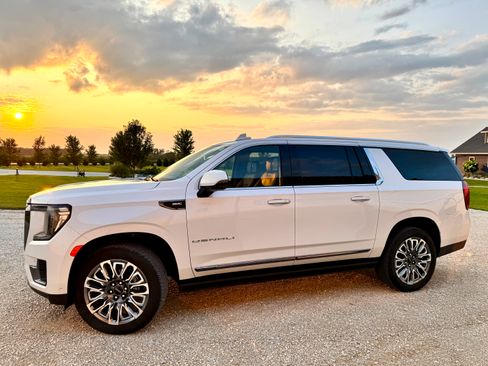 Used 2024 GMC Yukon XL Denali Ultimate AWD/4WD image 1