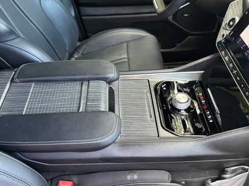 Used 2024 Jeep Wagoneer L Series II w/ Convenience Group I image 9