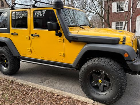 Used 2015 Jeep Wrangler Unlimited Rubicon w/ Connectivity Group image 28