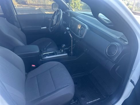 Used 2018 Toyota Tacoma TRD Sport RWD image 5