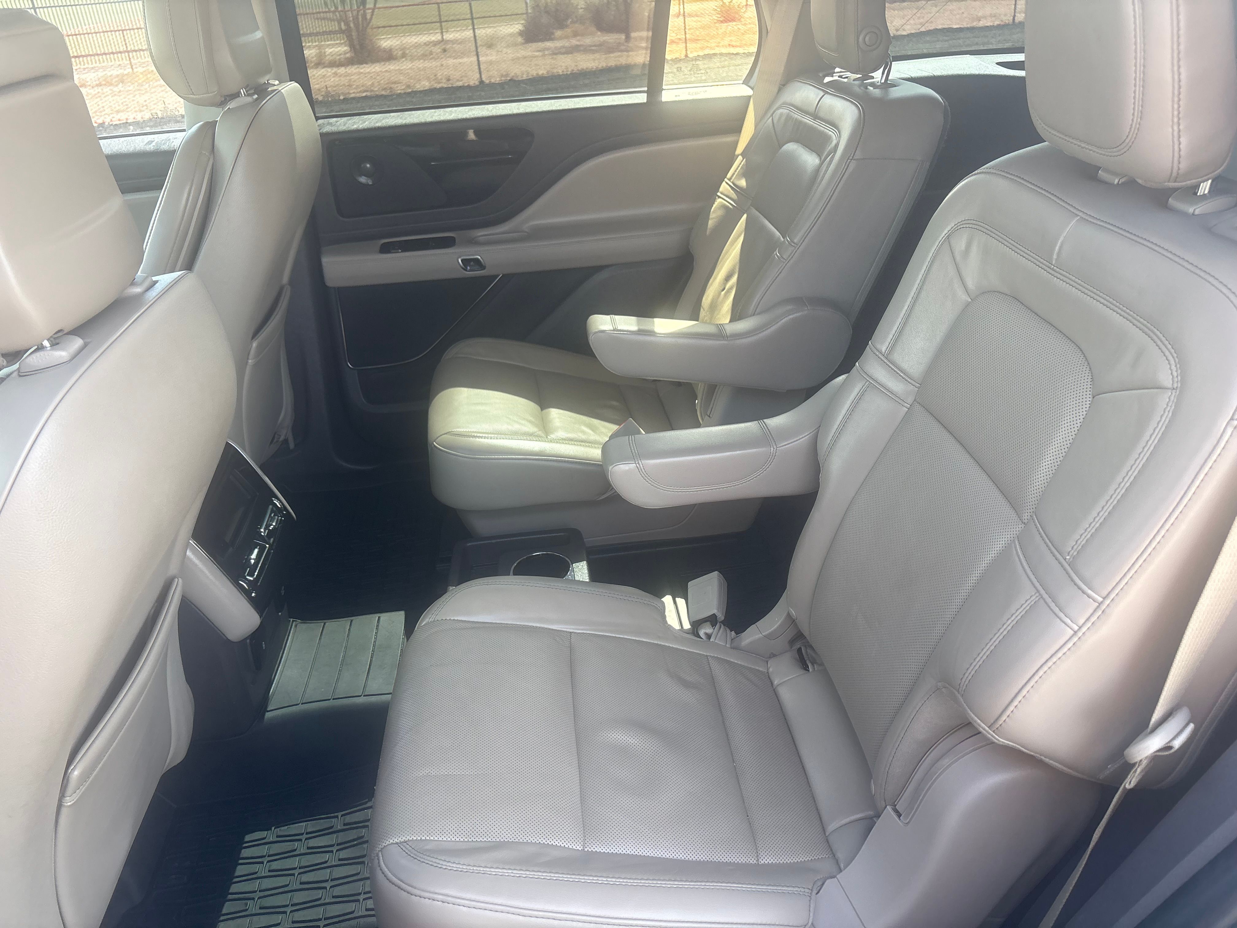 Used 2020 Lincoln Aviator Reserve w/ Class IV Trailer Tow Package RWD image 14