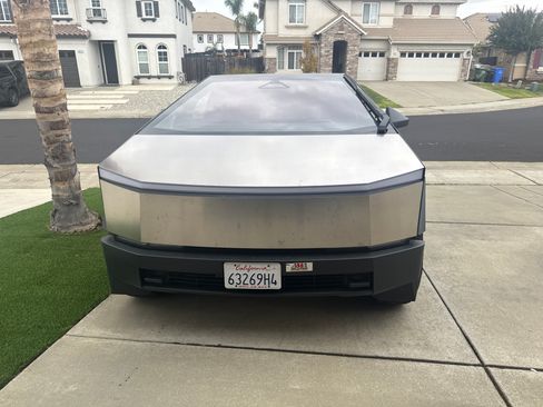 Used 2025 Tesla Cybertruck AWD Crew Cab image 2