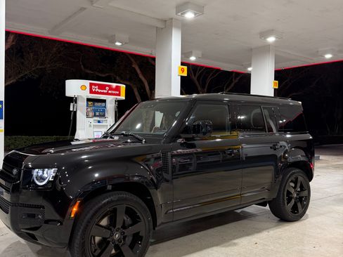 Used 2025 Land Rover Defender 110 X-Dynamic SE image 5