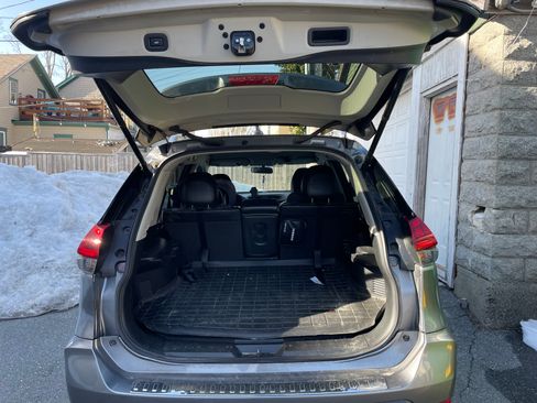 Used 2018 Nissan Rogue SV w/ Premium Package image 9