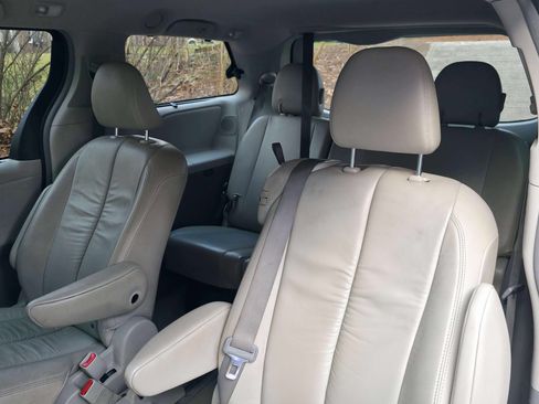 Used 2011 Toyota Sienna XLE w/ XLE Navigation Pkg image 8