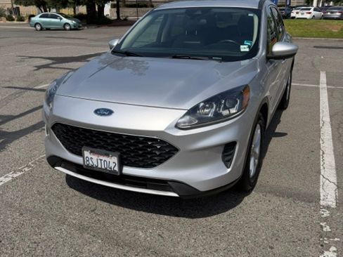 Used 2020 Ford Escape SE FWD image 2