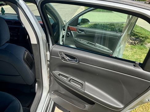 Used 2009 Chevrolet Impala LT FWD image 8