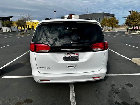 Used 2024 Chrysler Voyager LX image 6