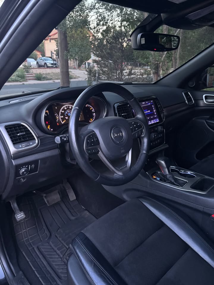 Used 2019 Jeep Grand Cherokee Altitude AWD/4WD image 5