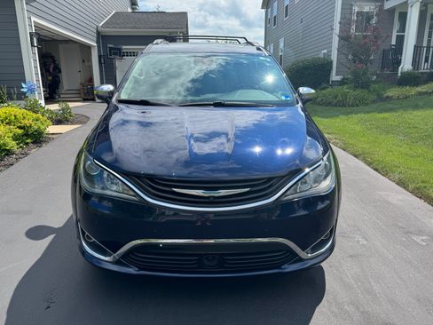 Used 2018 Chrysler Pacifica Limited w/ Advanced Safetytec Group FWD image 16