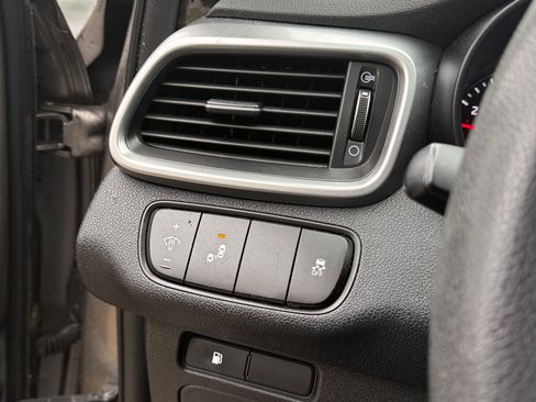 Used 2019 Kia Sorento LX image 9