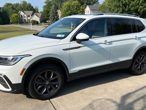 Used 2022 Volkswagen Tiguan SE AWD/4WD image 1
