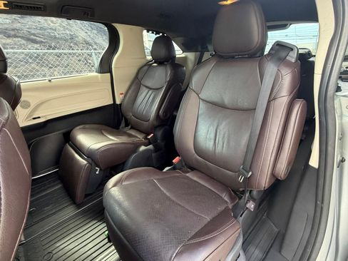 Used 2022 Toyota Sienna Platinum image 8
