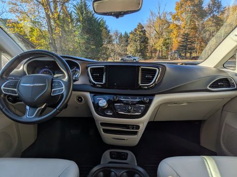 Used 2017 Chrysler Pacifica Touring-L image 8